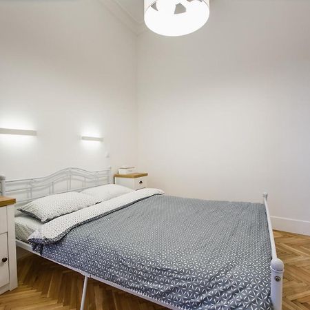 Cozy Apartment Near Queen Marie Theater. Nagyvárad Kültér fotó